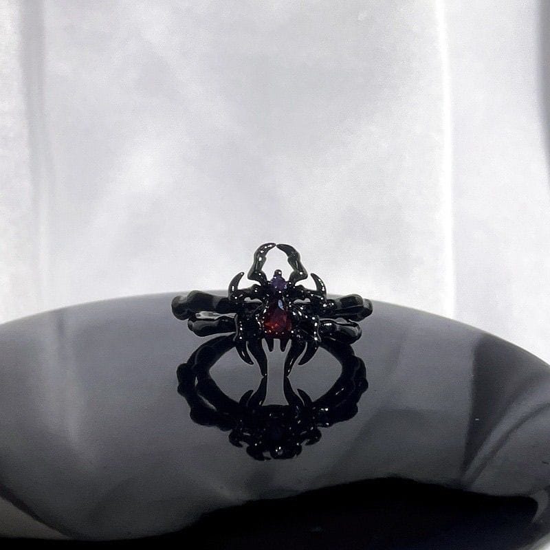 Bague araignée gothique portée