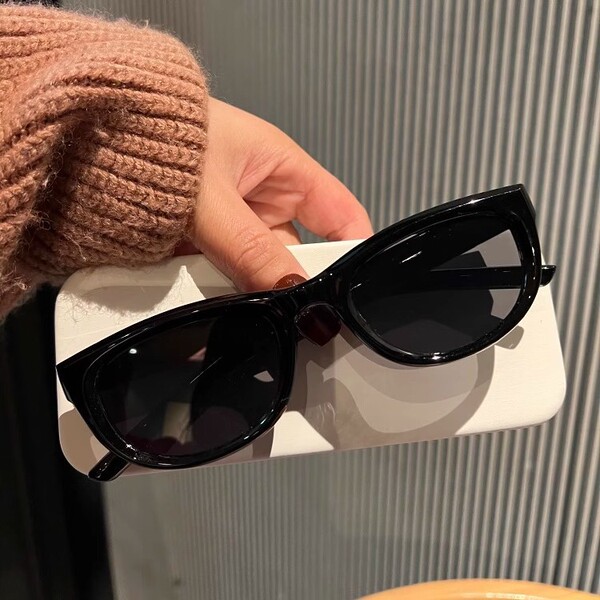 Lunettes de soleil œil-de-chat vert olive British Cherry Koko pour femmes avec petits