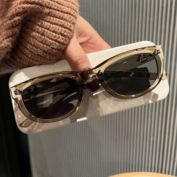 Lunettes de soleil œil-de-chat vert olive British Cherry Koko pour femmes avec petits