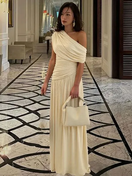 Robe de printemps sans manches à col oblique, plissée, irrégulière, unie