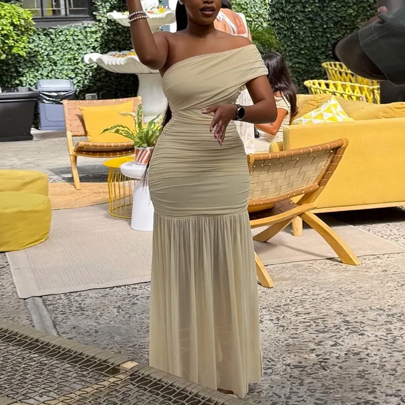Robe d'été femme coupe slim, épaule dénudée et empiècement en tulle