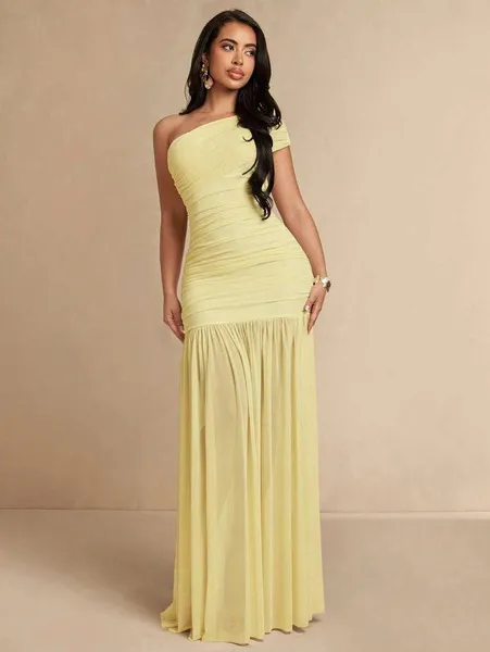 Robe longue jaune dos nu, haut bandeau, maille et coupe ajustée