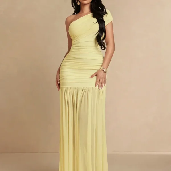 Robe longue jaune dos nu, haut bandeau, maille et coupe ajustée