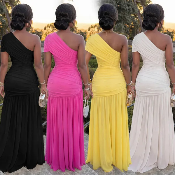 Robe sans manches fendue col oblique en maille - coupe ajustée