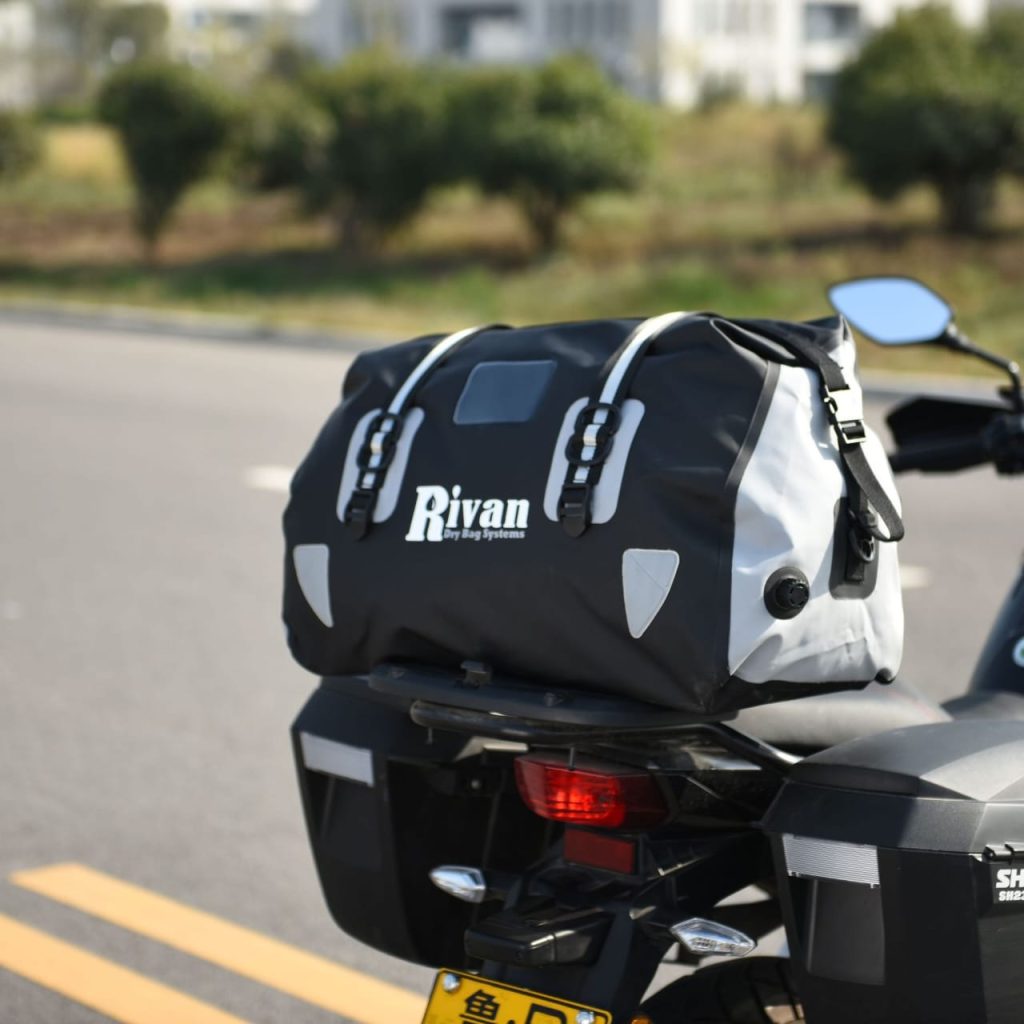 Sac étanche moto 60L Rivan, PVC noir et gris, fermeture par enroulement, gros plan sangles et valve