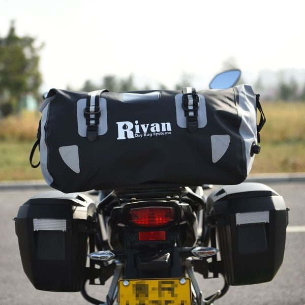 Sac étanche moto 60L Rivan, PVC noir et gris, fermeture par enroulement, vue arrière sur moto