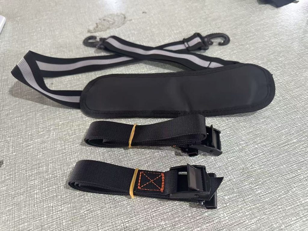 Sac étanche moto 60L Rivan, PVC noir et gris, fermeture par enroulement, sangles à cliquet et bandoulière fournies