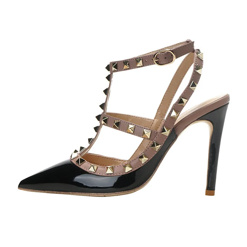 Sandales à talons hauts bout pointu en cuir verni à clous