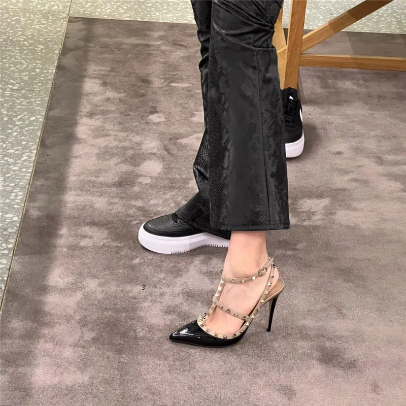 Sandales à talons hauts bout pointu en cuir verni à clous