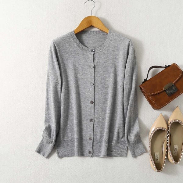 Cardigan femme col rond manches longues en maille légère boutonné