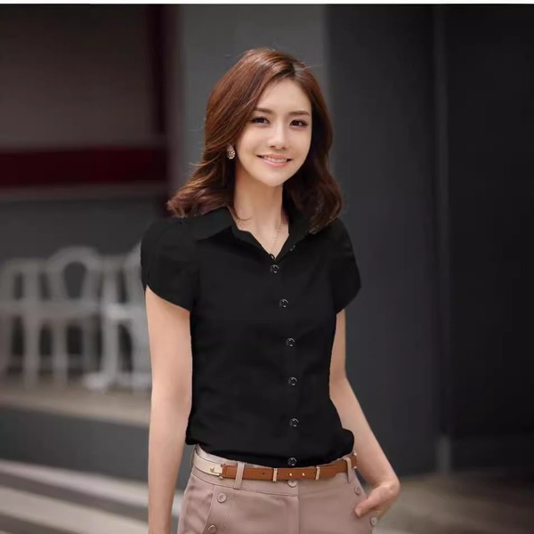 Chemisier femme blanc à manches courtes à volants, col rabattu et coupe slim