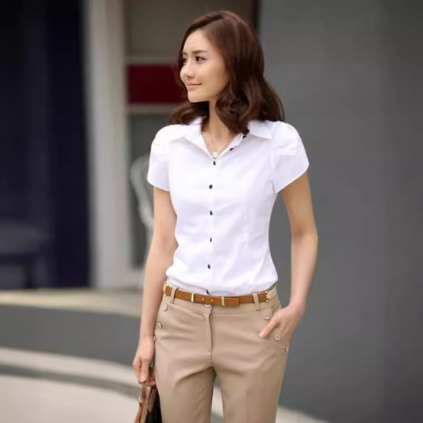 Chemisier femme blanc à manches courtes à volants, col rabattu et coupe slim