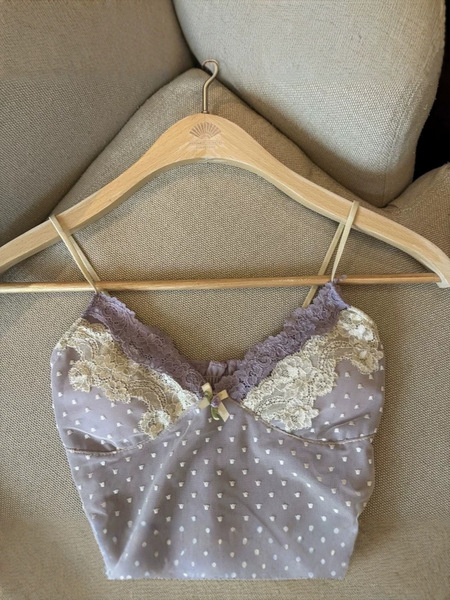 Débardeur femme en dentelle à fines bretelles avec coques intégrées