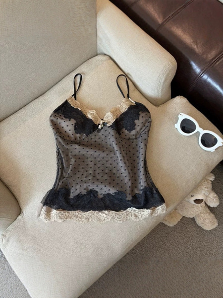 Débardeur femme en dentelle à fines bretelles avec coques intégrées