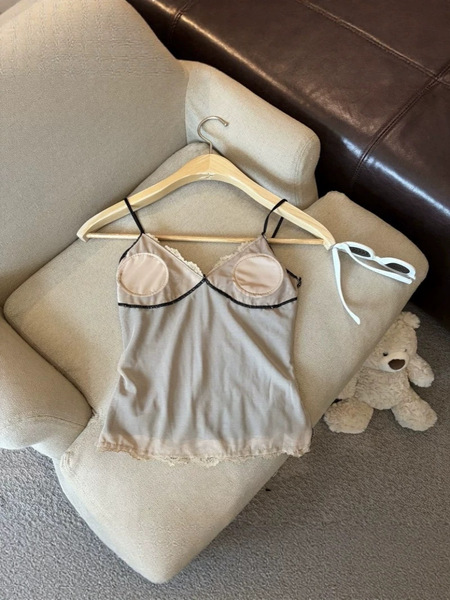Débardeur femme en dentelle à fines bretelles avec coques intégrées