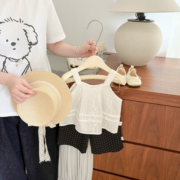 Ensemble été fille : top sans manches dentelle brodée et short à pois