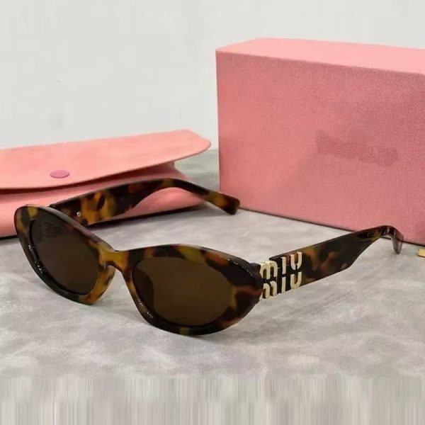 Lunettes de soleil femme monture étroite œil de chat rétro noires UV400