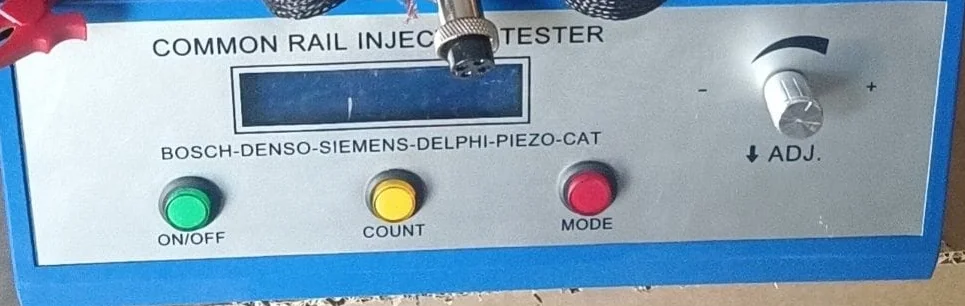 Testeur injecteur CR1800, détail de la face avant avec écran, boutons et molette de réglage